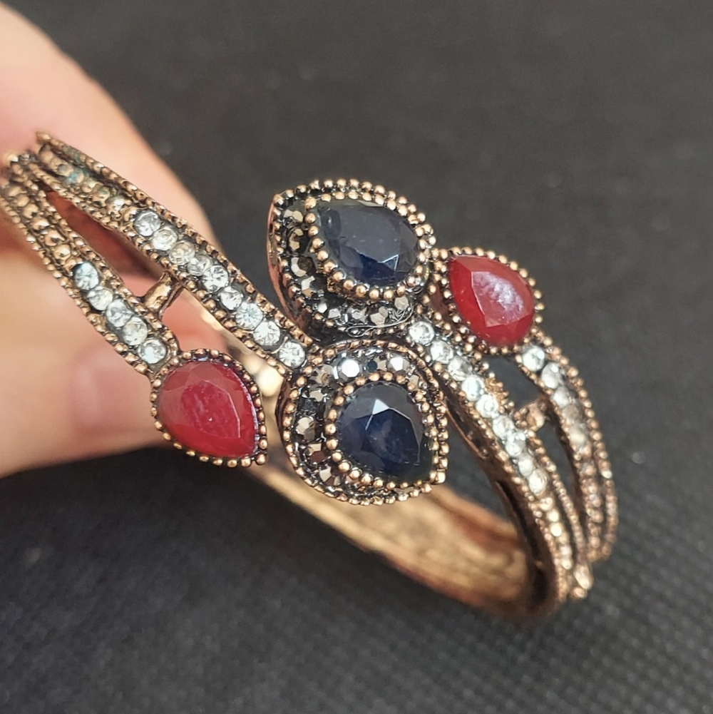 VINTAGE Elegant Gold and Gemstone Bracelet